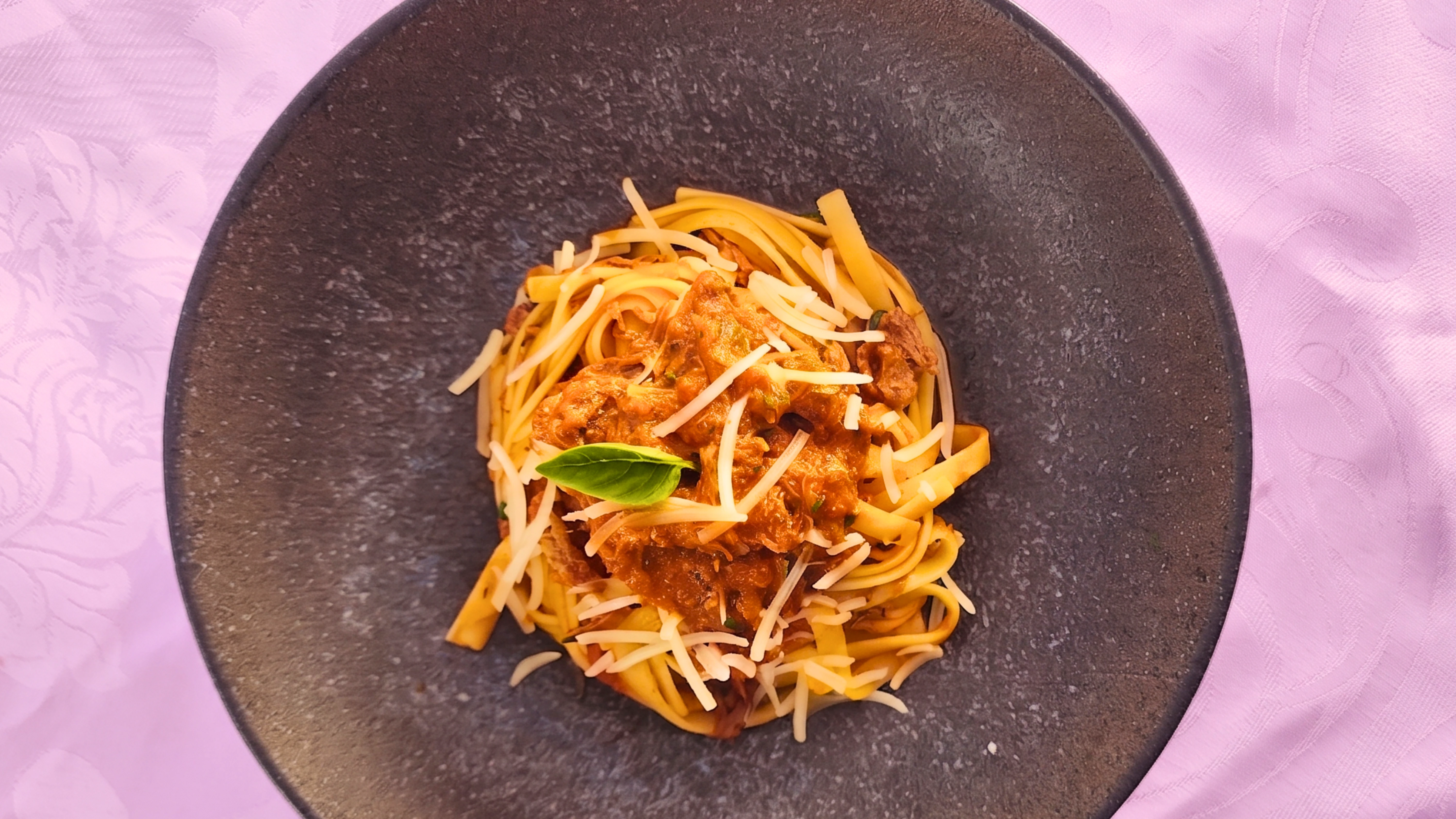 Fettuccine ao Molho Pomodoro com Ragù de Costela
