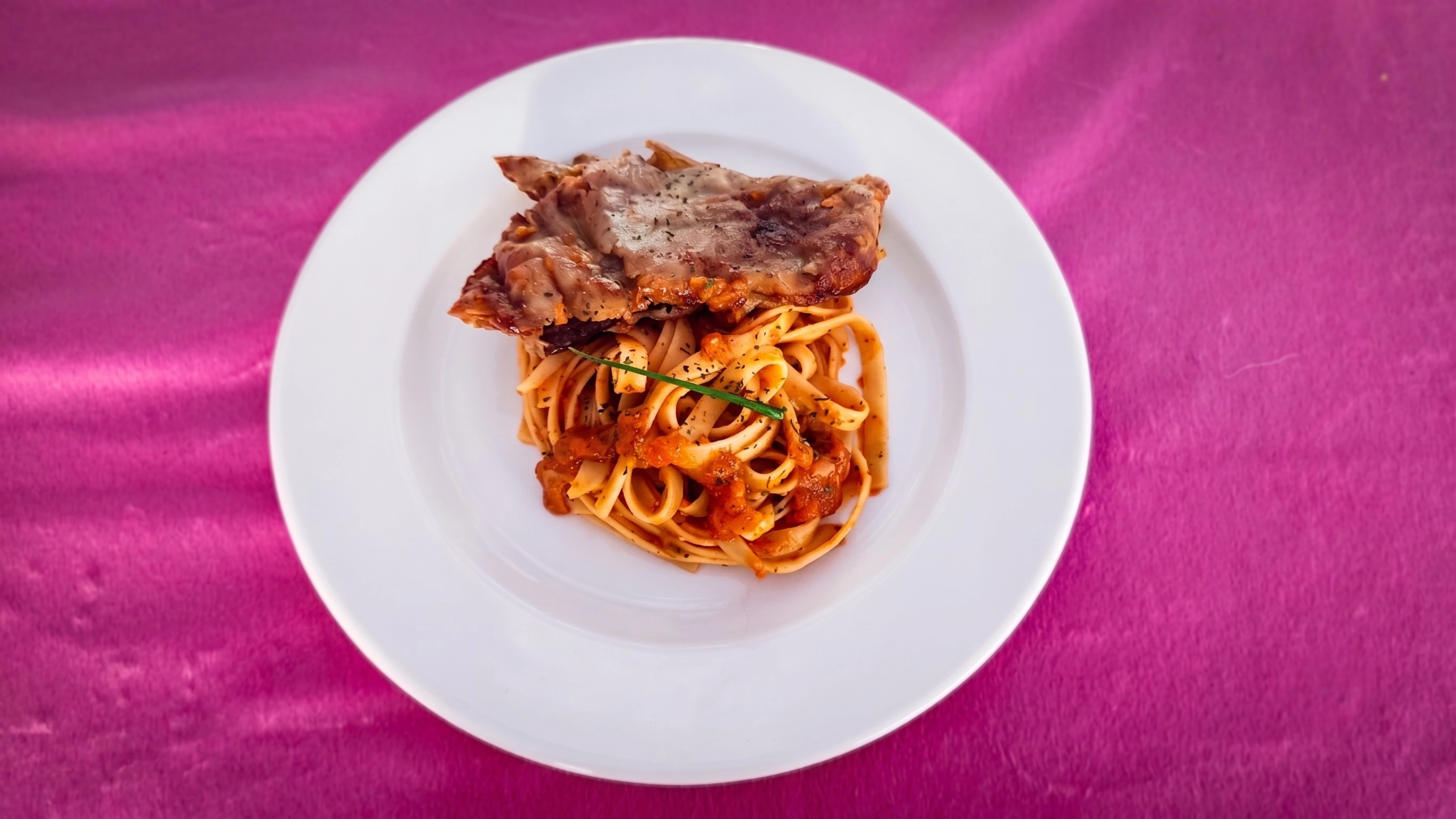 Baby Beef Empanado com Fettuccine, prato do Andar de Cima Suítes