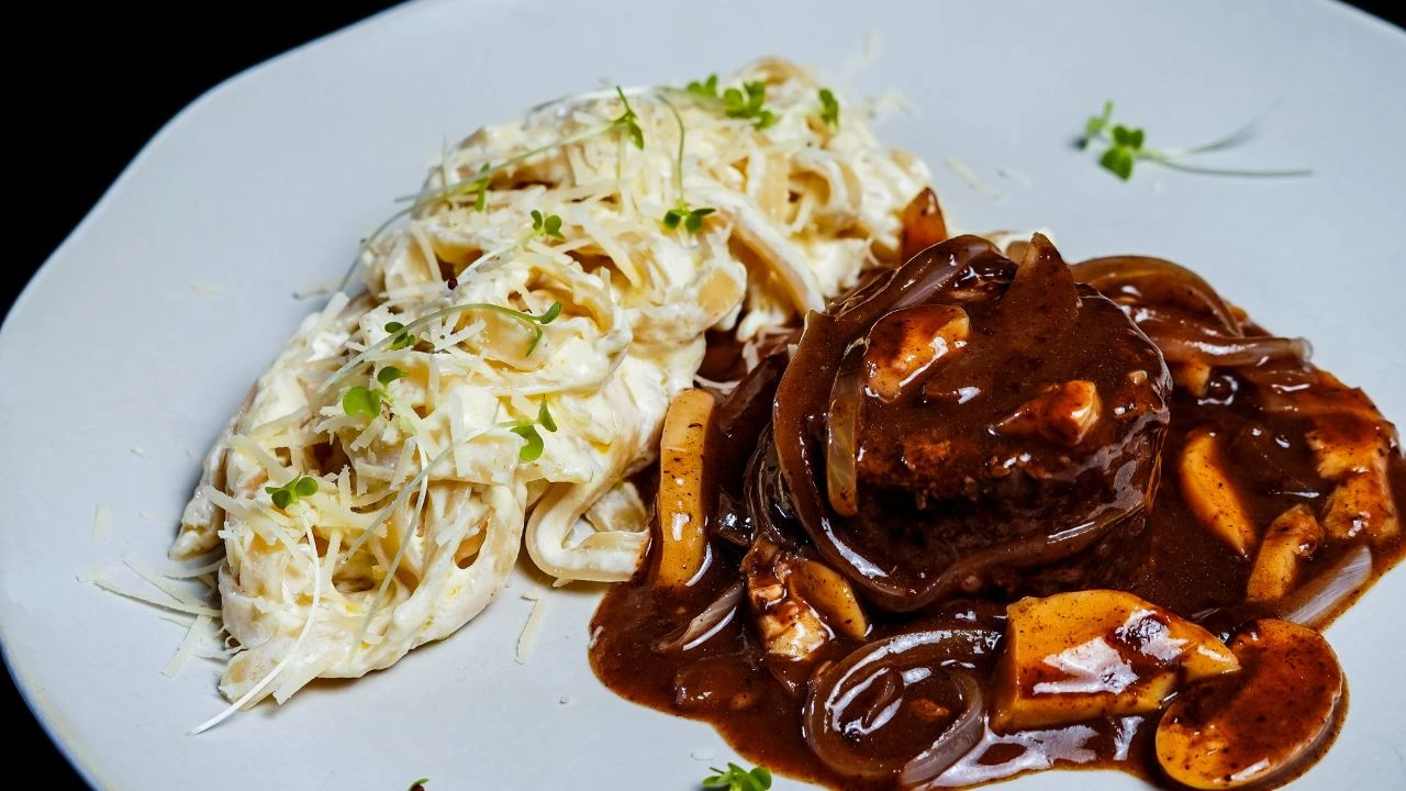 Medalhão com Fettuccine ao Molho Alfredo