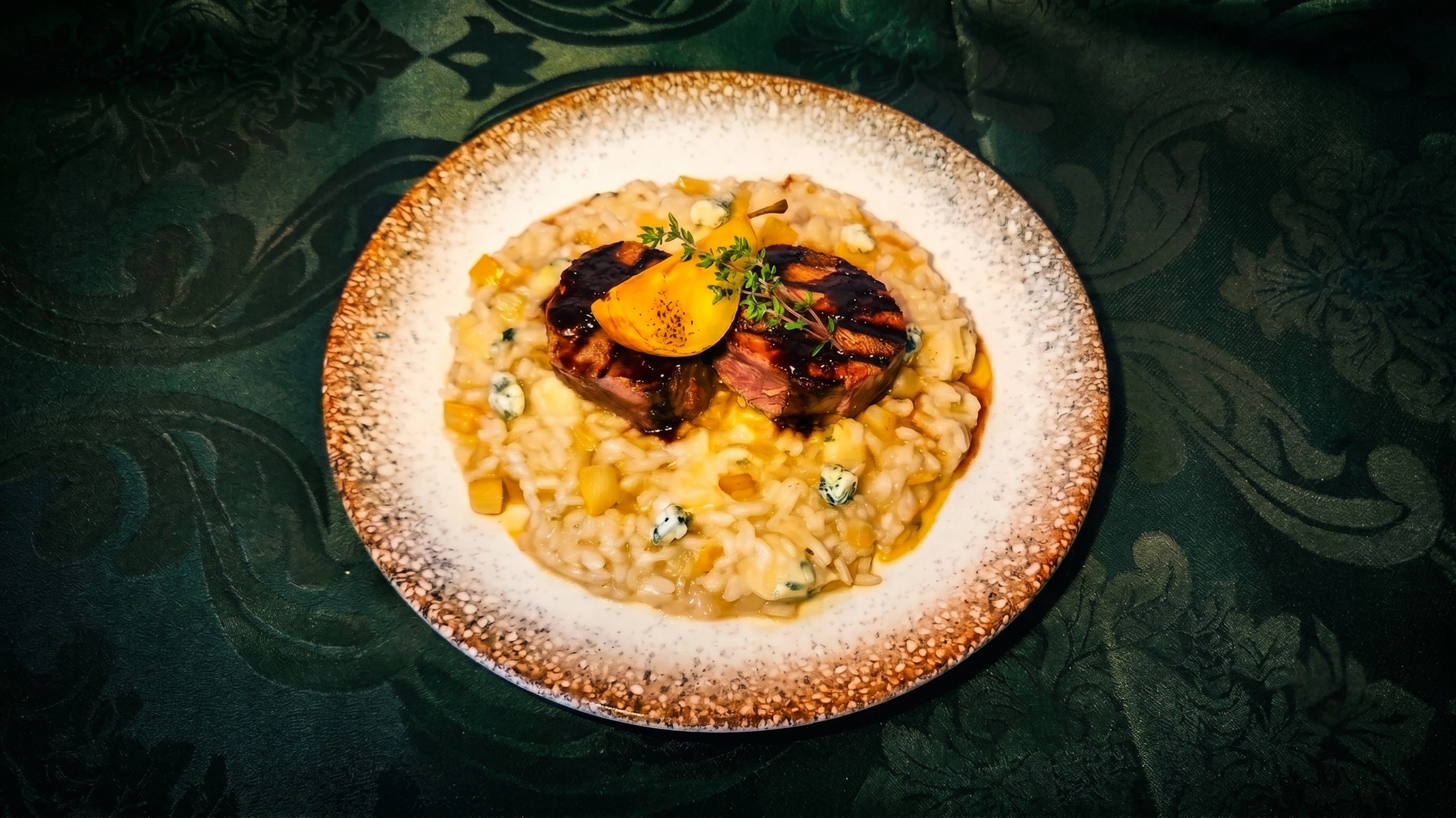 Medalhão de Mignon ao Molho de Vinho Tinto com Risoto de Pera e Queijo Azul