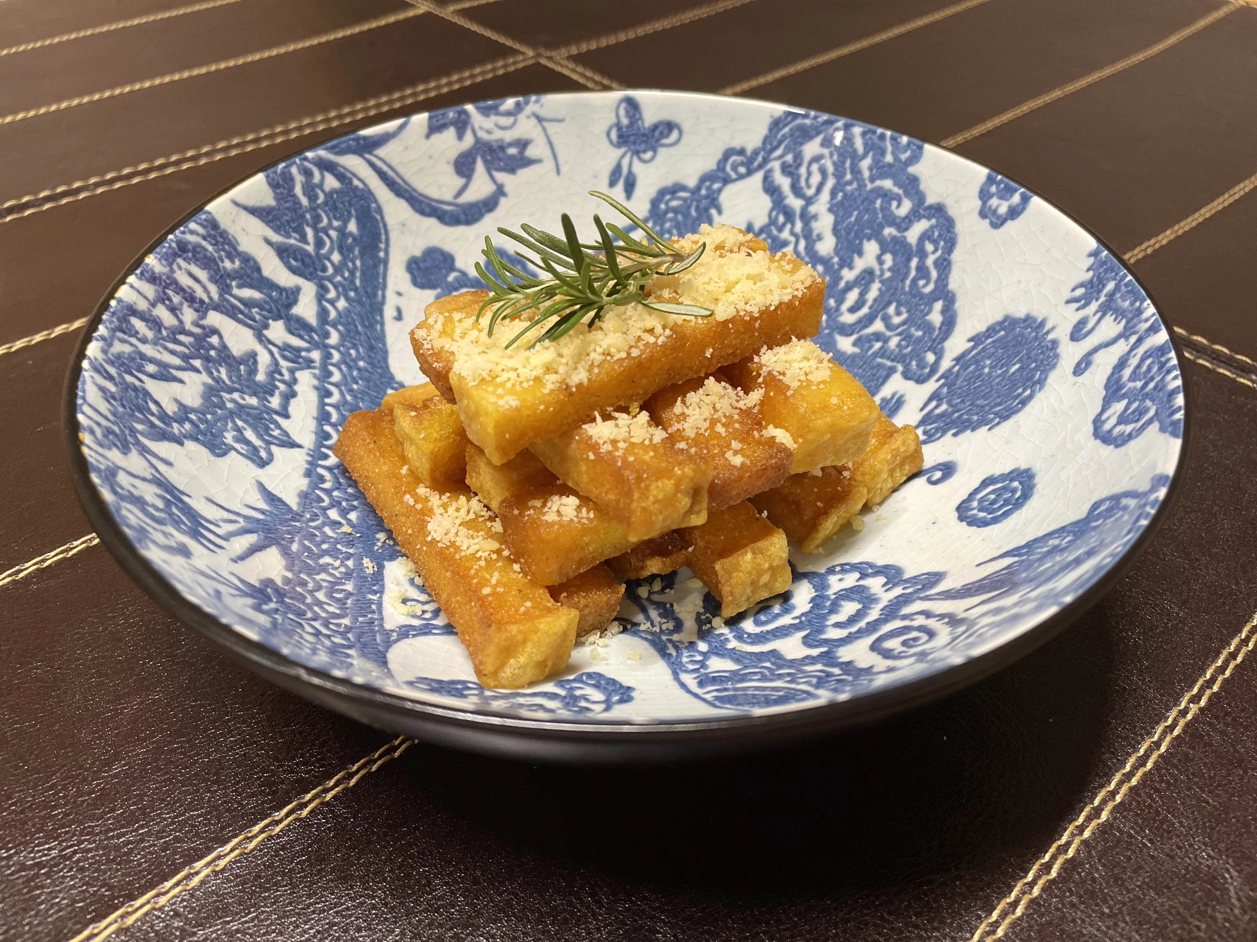 Bastões crocantes de polenta ao perfume de alecrim e parmesão