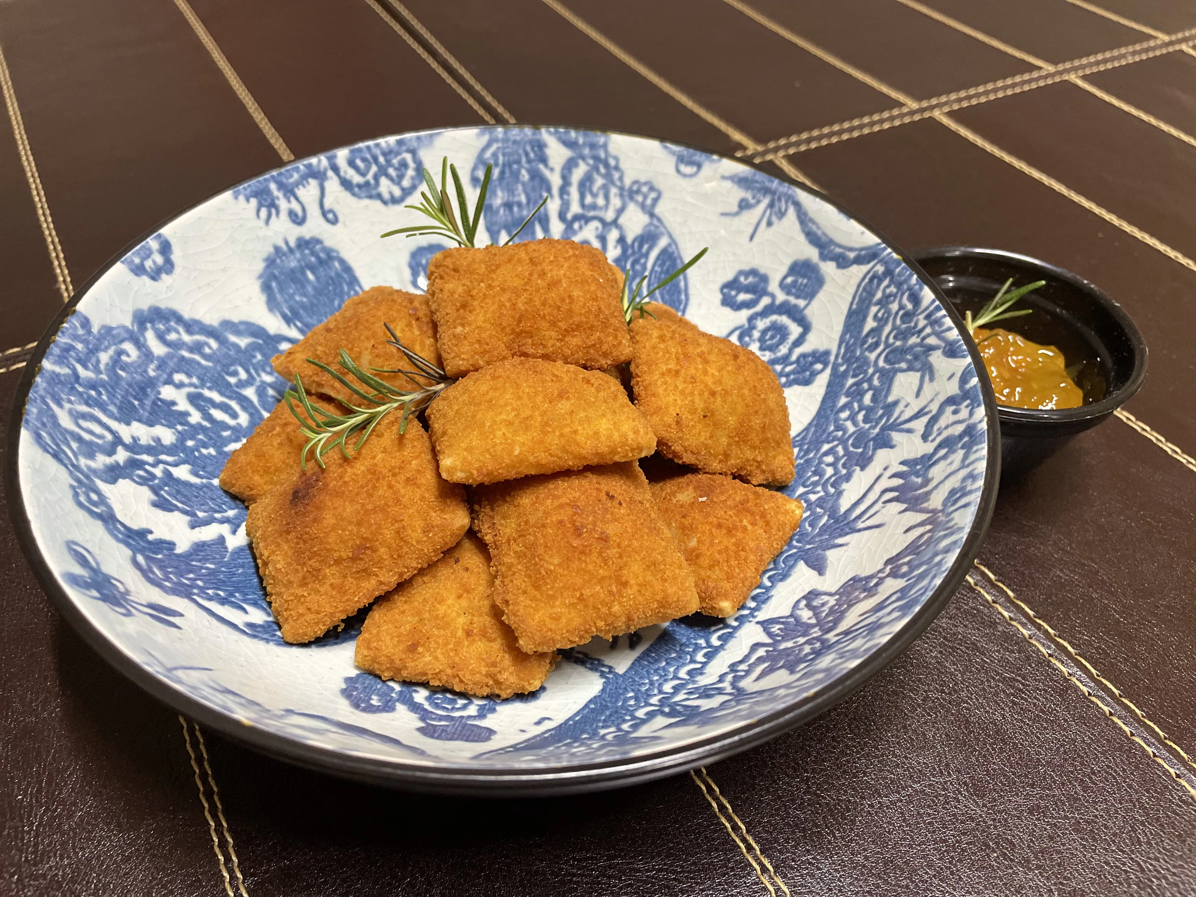 Almofadinhas de queijo acompanhadas de chutney de damasco