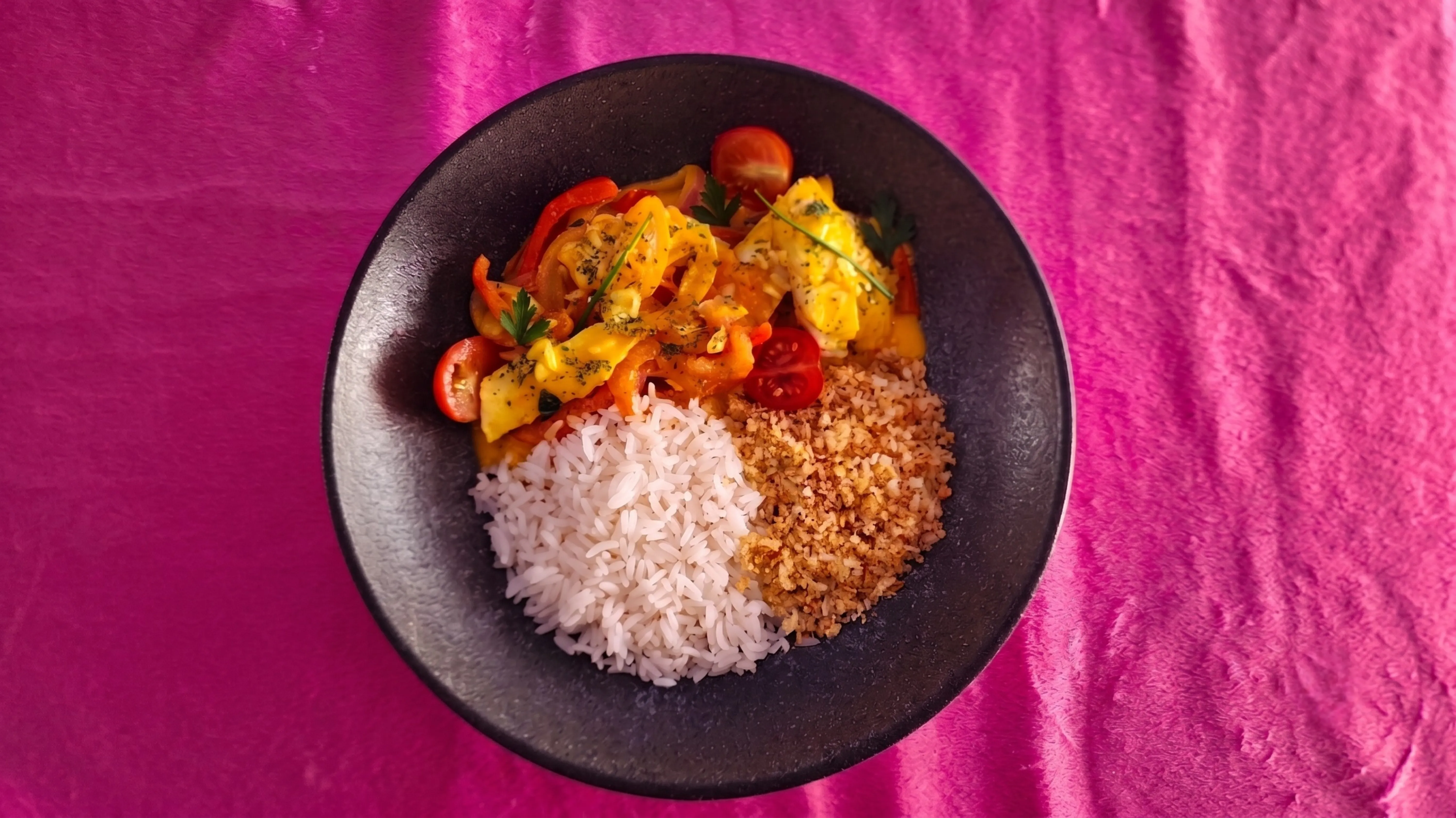 Moqueca de Tilápia com Arroz Branco e Farofa de Dendê